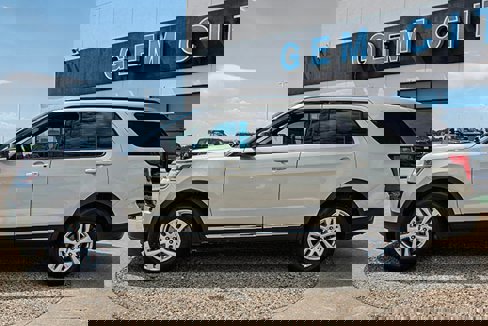 Used 2018 Ford Explorer XLT w/ Equipment Group 202A image 2