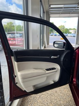 Used 2016 Chrysler 300 Limited image 18