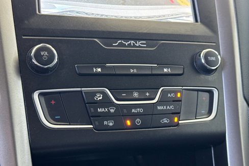 Used 2020 Ford Fusion SE image 19