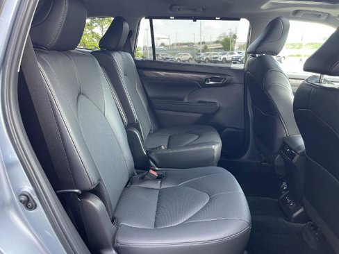 Used 2024 Toyota Highlander LE image 23