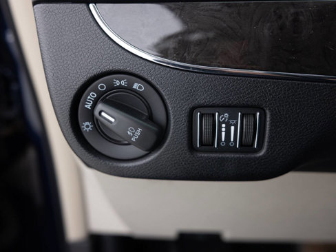 Used 2016 Chrysler Town & Country Touring image 38