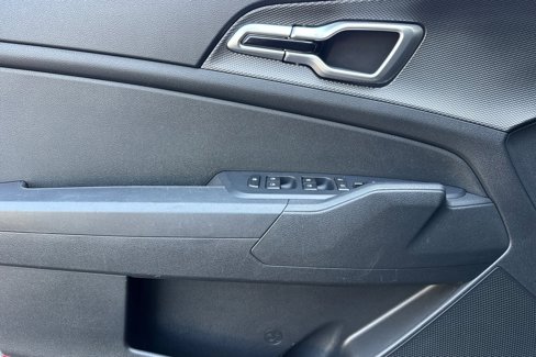 Used 2023 Kia Sportage LX image 11