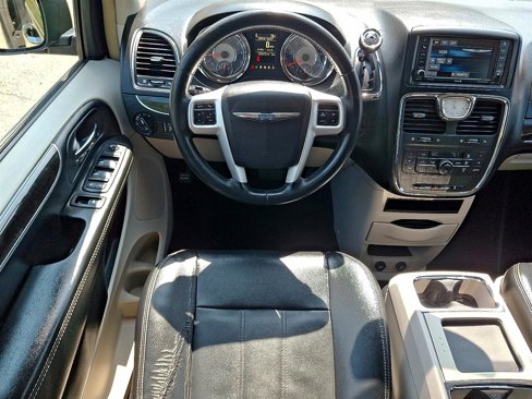 Used 2016 Chrysler Town & Country Touring image 15