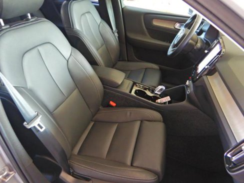 Used 2025 Volvo XC40 B5 Plus image 14