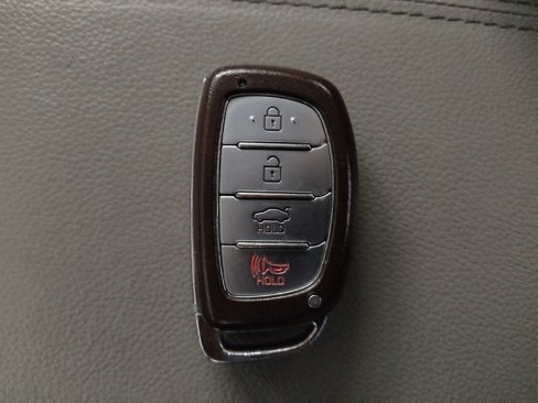 Used 2017 Hyundai Elantra Limited image 32
