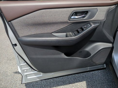 Used 2021 Nissan Rogue SV image 11