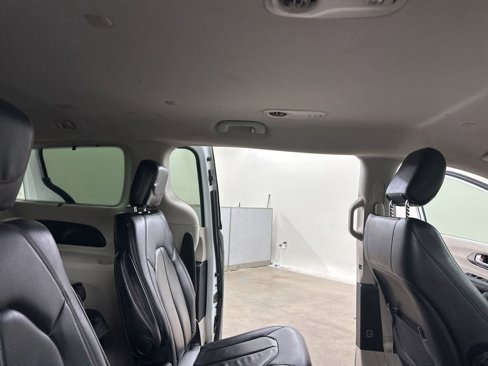 Used 2020 Chrysler Pacifica Touring-L image 21