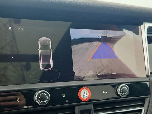 Used 2025 Porsche Macan image 18