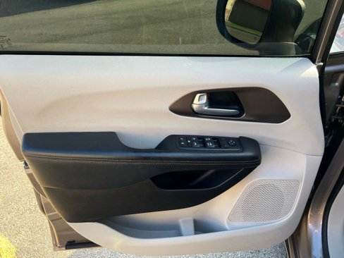 Used 2017 Chrysler Pacifica Touring-L image 17