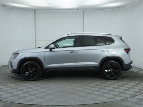 Certified 2025 Volkswagen Taos SE w/ Black Wheel Package image 9