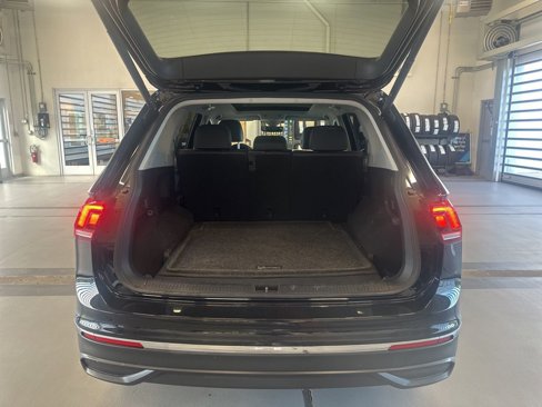 Used 2022 Volkswagen Tiguan SE w/ Panoramic Sunroof Package image 8