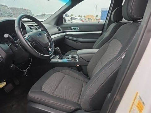 Used 2016 Ford Explorer XLT image 3