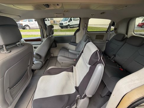 Used 2010 Chrysler Town & Country Touring w/ Trailer Tow Group image 10
