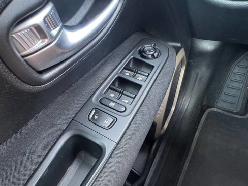 Used 2017 Jeep Renegade Latitude image 23