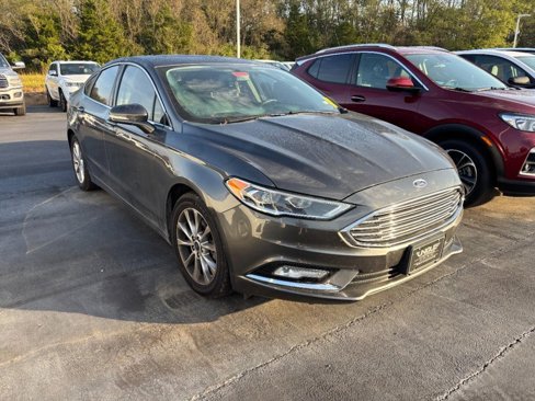 Used 2017 Ford Fusion SE image 2