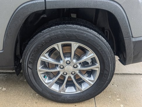 Used 2019 Jeep Cherokee Latitude Plus w/ Cold Weather Group image 16