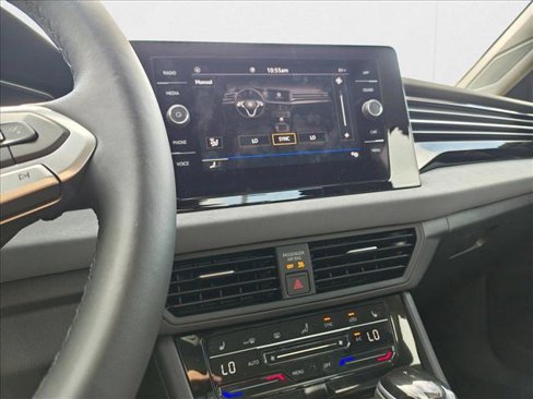 Certified 2025 Volkswagen Jetta SE image 12