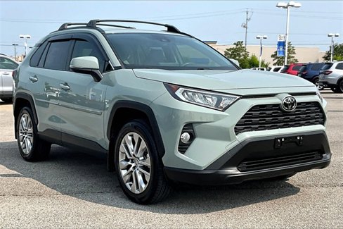 Used 2021 Toyota RAV4 XLE Premium image 9