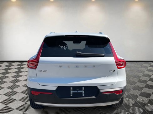 Used 2021 Volvo XC40 T5 Momentum w/ Premium Package image 4