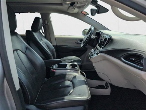 Used 2018 Chrysler Pacifica Limited image 23