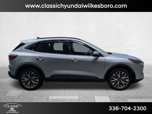 Used 2020 Ford Escape Titanium image 3