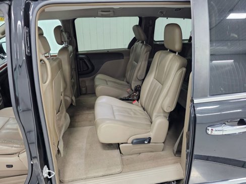 Used 2015 Chrysler Town & Country Touring-L w/ Driver Convenience Group image 3