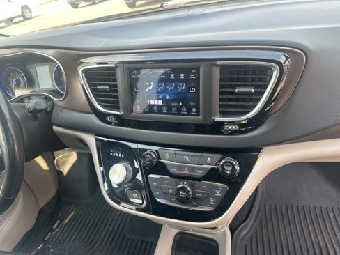 Used 2019 Chrysler Pacifica Touring-L image 12