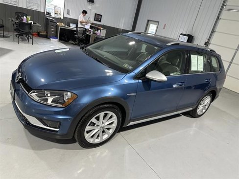 Used 2017 Volkswagen Golf SE image 3