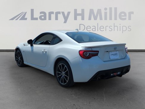 Used 2017 Toyota 86 image 3