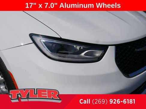 Used 2023 Chrysler Pacifica Touring-L image 10