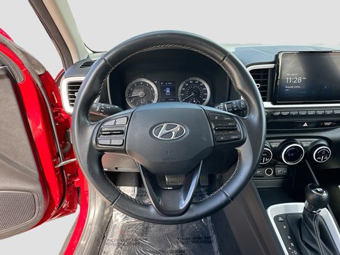 Used 2022 Hyundai Venue Limited image 11