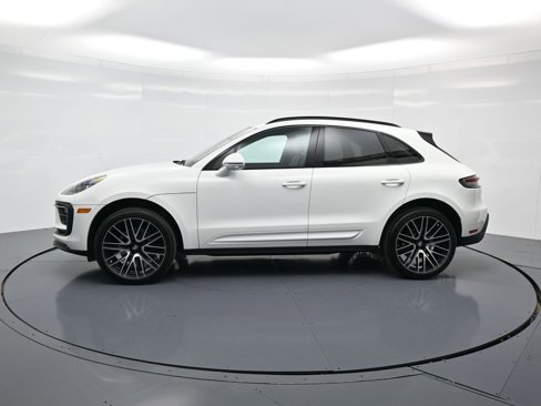 Certified 2025 Porsche Macan image 2