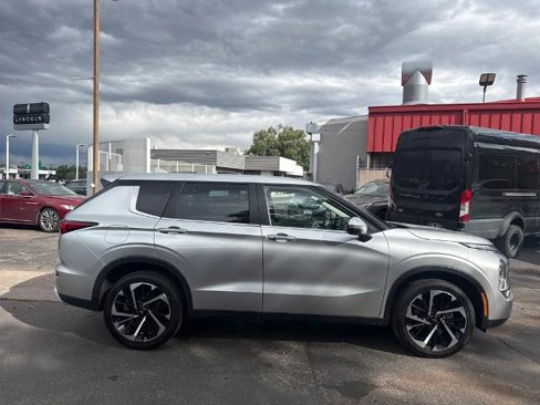 Used 2023 Mitsubishi Outlander SE image 4