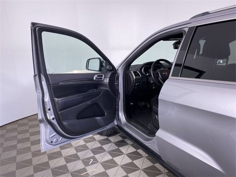 Used 2019 Jeep Grand Cherokee Limited image 16