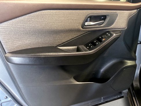 Used 2022 Nissan Rogue SV image 17