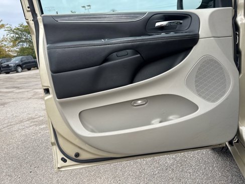 Used 2011 Chrysler Town & Country Touring-L image 10