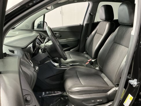 Used 2022 Chevrolet Trax LT w/ Midnight Edition image 21