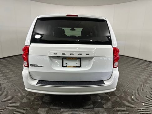 Used 2019 Dodge Grand Caravan SE image 4