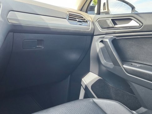 Used 2021 Volkswagen Tiguan SE w/ Panoramic Sunroof Package image 11