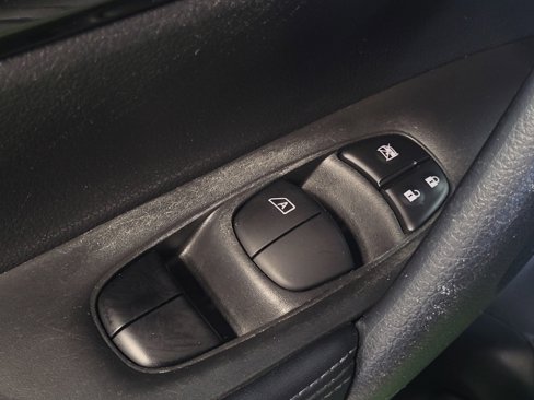 Used 2018 Nissan Rogue SV image 27
