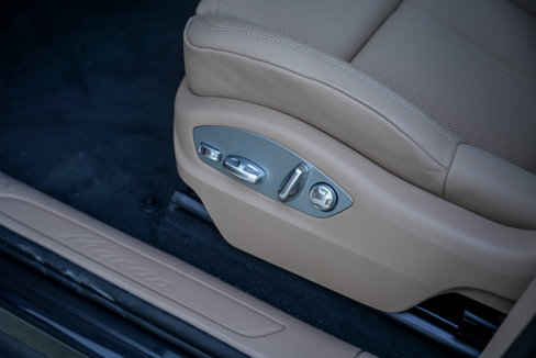 Certified 2025 Porsche Macan image 17