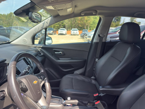 Used 2022 Chevrolet Trax LT w/ Midnight Edition image 8