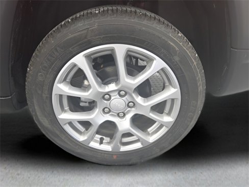 Used 2024 Jeep Compass Latitude image 32