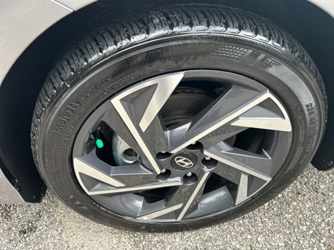 Certified 2025 Hyundai Elantra Sport image 9
