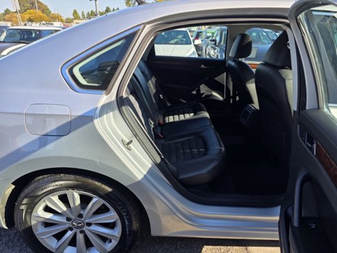 Used 2013 Volkswagen Passat 2.5 SEL Premium image 16