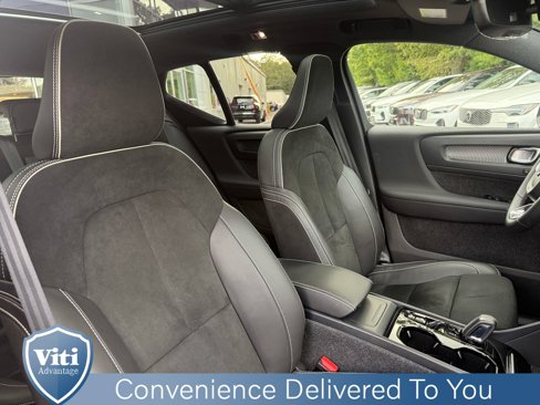 Certified 2022 Volvo XC40 T5 R-Design image 31