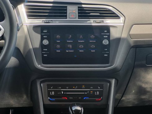 Used 2024 Volkswagen Tiguan SE image 33