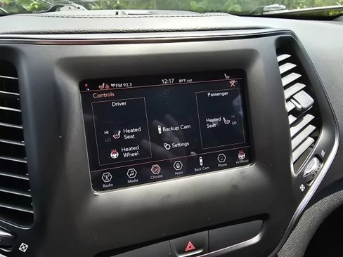 Used 2019 Jeep Cherokee Latitude w/ Cold Weather Group image 28