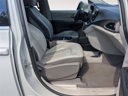 Used 2017 Chrysler Pacifica Touring-L image 33