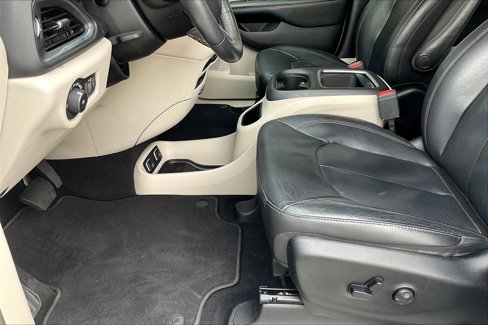 Used 2019 Chrysler Pacifica Touring-L Plus w/ Tire & Wheel Group image 15